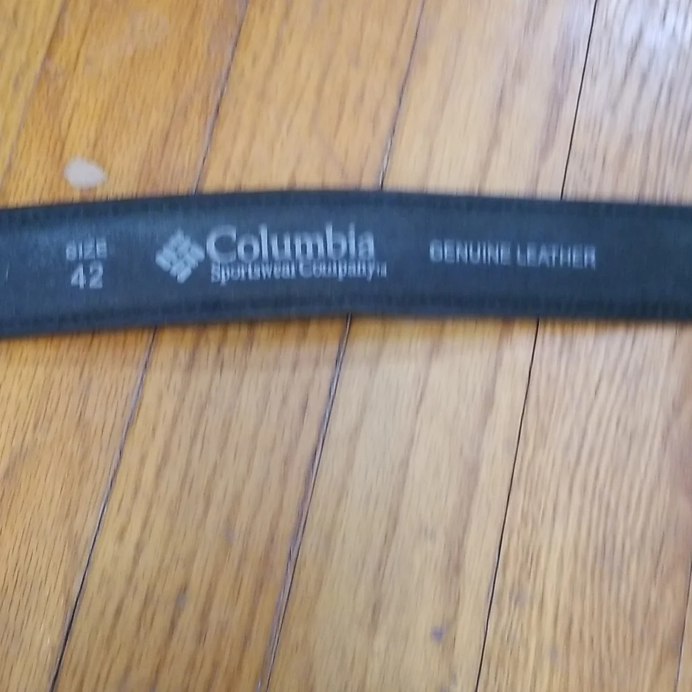 Columbia size 42 black leather belt, unisex
